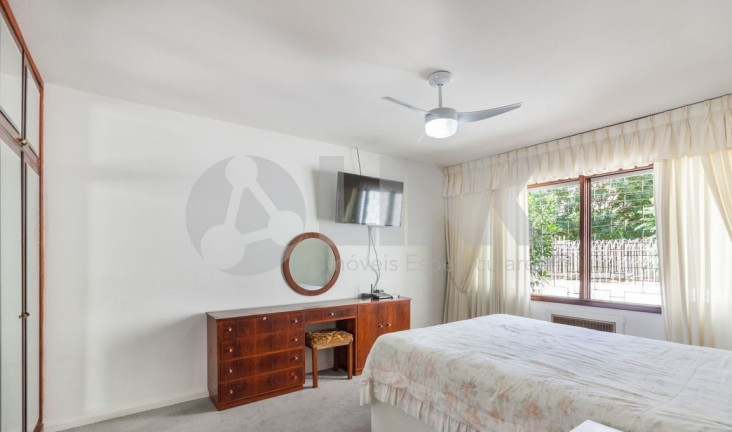 Imagem Casa com 3 Quartos à Venda, 327 m² em Chácara Das Pedras - Porto Alegre Imagem Casa com 3 Quartos à Venda, 327 m² em Chácara Das Pedras - Porto Alegre