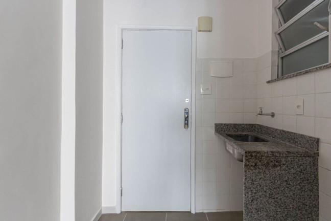 Imagem Imóvel com 1 Quarto à Venda, 30 m² em Copacabana - Rio De Janeiro Imagem Imóvel com 1 Quarto à Venda, 30 m² em Copacabana - Rio De Janeiro