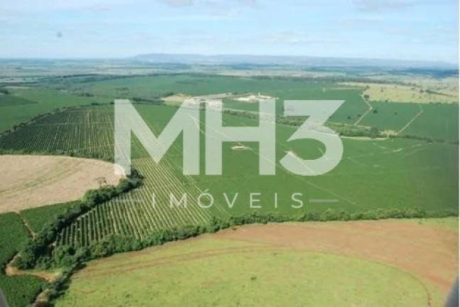 Imagem Imóvel com 8 Quartos à Venda, 5.300 m² em Centro - Piumhi Imagem Imóvel com 8 Quartos à Venda, 5.300 m² em Centro - Piumhi