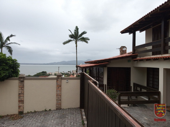 Imagem Casa com 6 Quartos à Venda, em Coqueiros - Florianópolis Imagem Casa com 6 Quartos à Venda, em Coqueiros - Florianópolis