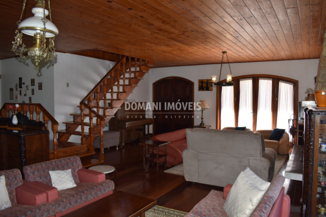 Imagem Casa com 4 Quartos à Venda, 560 m² em Região Do Alto Do Capivari - Campos Do Jordão Imagem Casa com 4 Quartos à Venda, 560 m² em Região Do Alto Do Capivari - Campos Do Jordão
