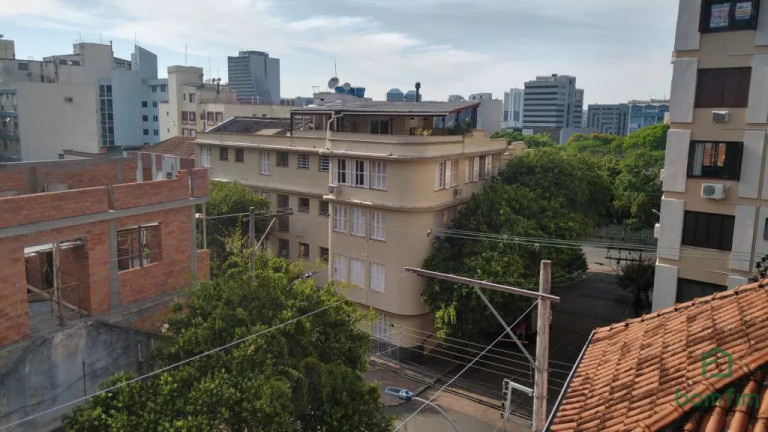 Imagem Casa com 4 Quartos à Venda, 180 m² em Centro Histórico - Porto Alegre Imagem Casa com 4 Quartos à Venda, 180 m² em Centro Histórico - Porto Alegre
