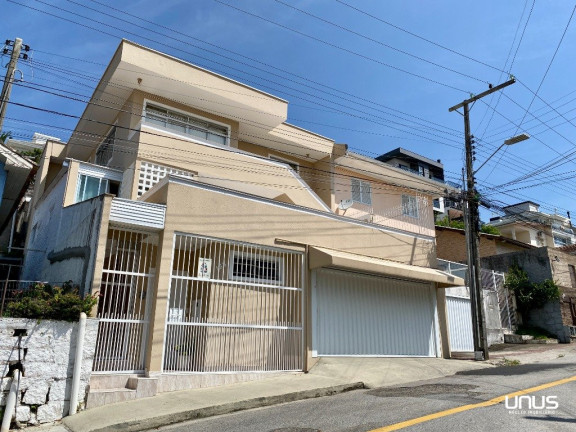 Imagem Casa com 3 Quartos à Venda, em Estreito - Florianópolis Imagem Casa com 3 Quartos à Venda, em Estreito - Florianópolis