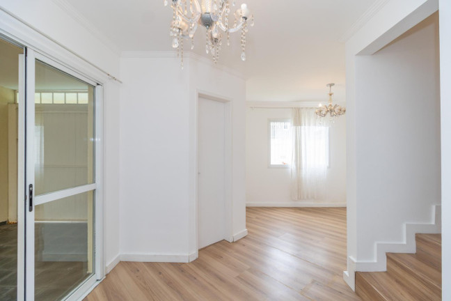 Imagem Sobrado com 3 Quartos para Alugar, 140 m² em São Braz - Curitiba Imagem Sobrado com 3 Quartos para Alugar, 140 m² em São Braz - Curitiba