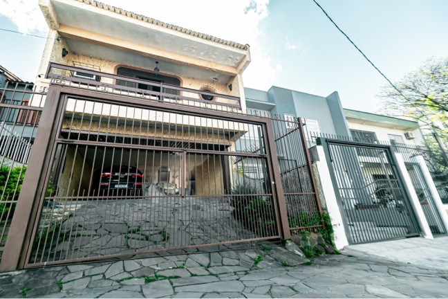 Imagem Casa com 3 Quartos à Venda, 299 m² em Passo Da Areia - Porto Alegre Imagem Casa com 3 Quartos à Venda, 299 m² em Passo Da Areia - Porto Alegre