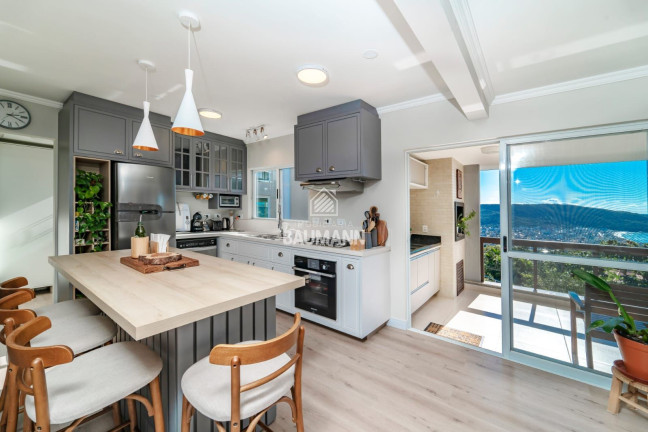 Imagem Casa com 7 Quartos à Venda, 408 m² em Centro - Bombinhas Imagem Casa com 7 Quartos à Venda, 408 m² em Centro - Bombinhas