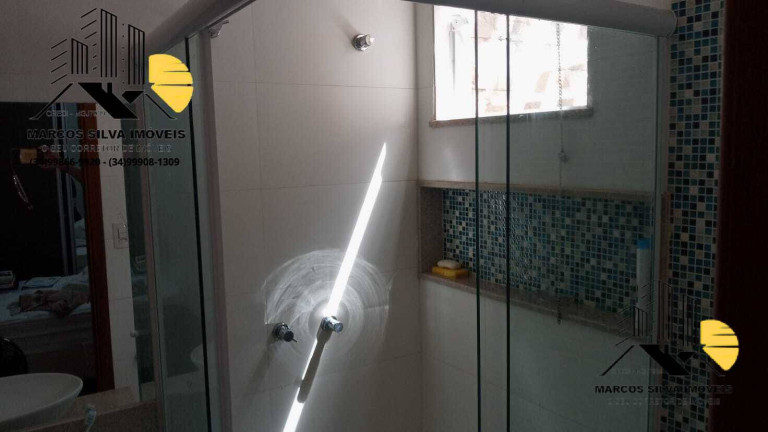 Imagem Casa com 4 Quartos à Venda, 360 m² em Santa Mônica - Uberlândia Imagem Casa com 4 Quartos à Venda, 360 m² em Santa Mônica - Uberlândia
