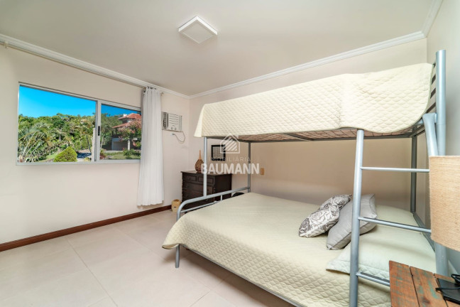 Imagem Casa com 7 Quartos à Venda, 408 m² em Centro - Bombinhas Imagem Casa com 7 Quartos à Venda, 408 m² em Centro - Bombinhas