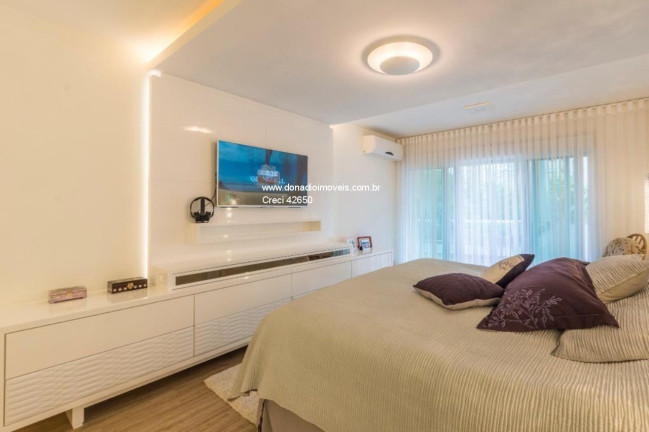 Imagem Casa com 4 Quartos à Venda, 540 m² em Córrego Grande - Florianópolis Imagem Casa com 4 Quartos à Venda, 540 m² em Córrego Grande - Florianópolis
