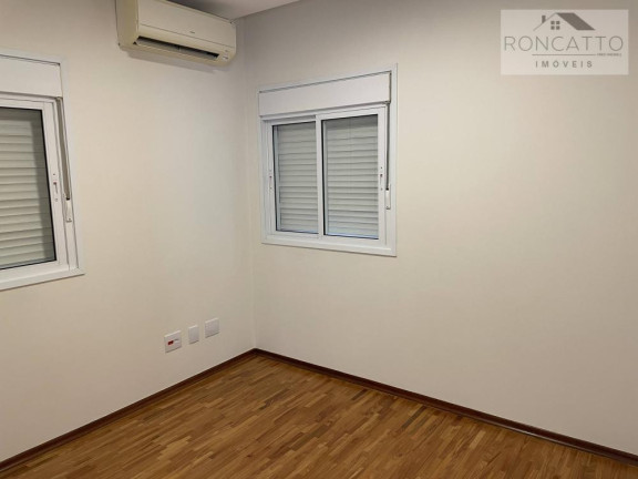 Imagem Casa de Condomínio com 4 Quartos à Venda, 240 m²