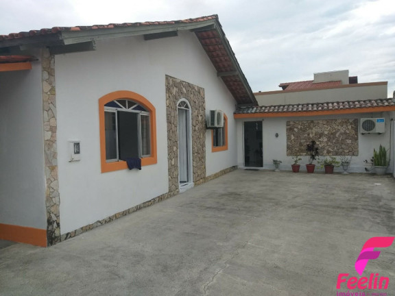 Imagem Casa com 3 Quartos à Venda, 250 m² em Carianos - Florianópolis Imagem Casa com 3 Quartos à Venda, 250 m² em Carianos - Florianópolis