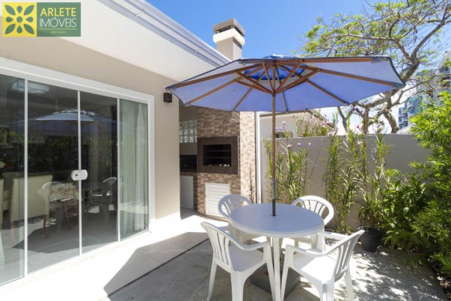 Imagem Casa com 3 Quartos para Alugar ou Temporada, 100 m² em Centro - Bombinhas Imagem Casa com 3 Quartos para Alugar ou Temporada, 100 m² em Centro - Bombinhas