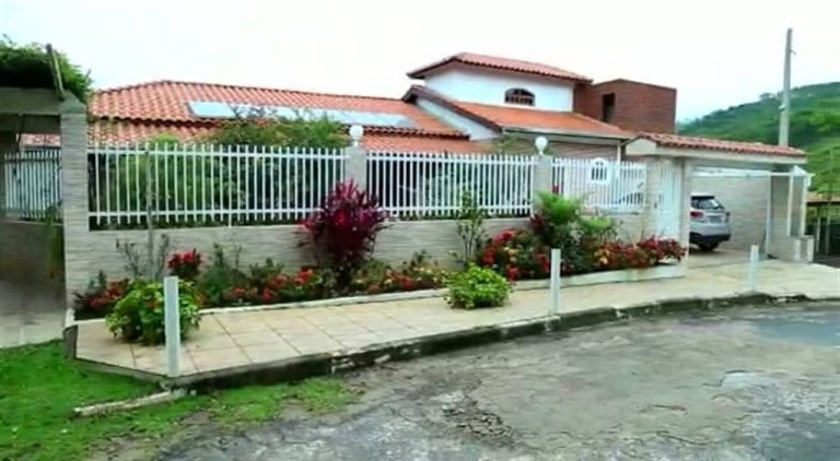 Imagem Imóvel com 3 Quartos à Venda, em Tres Barras - Serra Negra Imagem Imóvel com 3 Quartos à Venda, em Tres Barras - Serra Negra