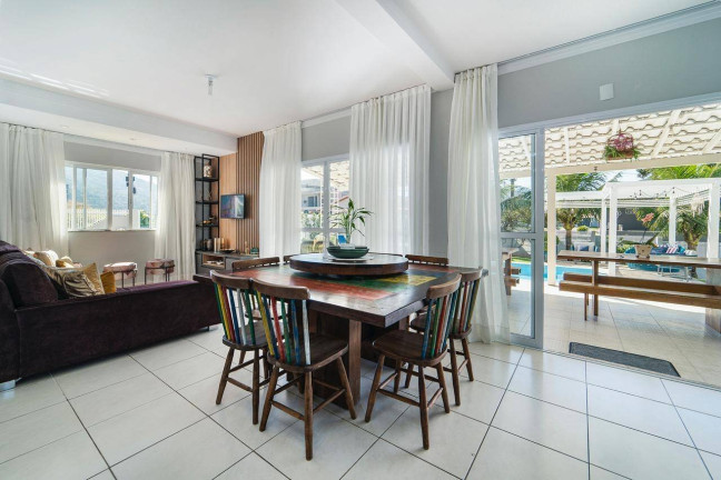 Imagem Casa com 4 Quartos para Temporada, em Zimbros - Bombinhas Imagem Casa com 4 Quartos para Temporada, em Zimbros - Bombinhas