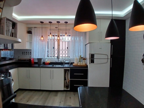 Imagem Casa com 3 Quartos à Venda, 275 m² em Capão Raso - Curitiba Imagem Casa com 3 Quartos à Venda, 275 m² em Capão Raso - Curitiba