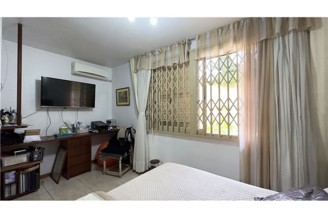 Imagem Casa com 3 Quartos à Venda,  em Passo Da Areia - Porto Alegre