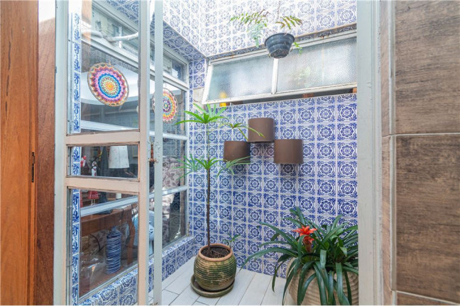Imagem Casa com 2 Quartos à Venda, em Cidade Baixa - Porto Alegre Imagem Casa com 2 Quartos à Venda, em Cidade Baixa - Porto Alegre