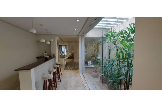 Casa com 4 Quartos à Venda,  em Cambuci - São Paulo