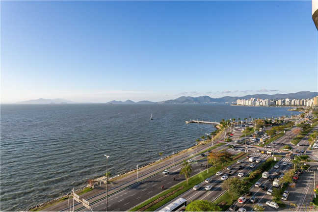 Imagem Imóvel com 4 Quartos à Venda, em Centro - Florianópolis Imagem Imóvel com 4 Quartos à Venda, em Centro - Florianópolis