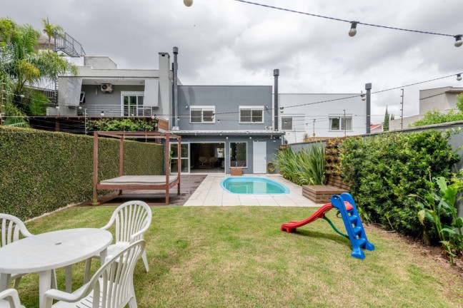 Imagem Casa com 3 Quartos à Venda, 320 m² em Vila Nova - Porto Alegre Imagem Casa com 3 Quartos à Venda, 320 m² em Vila Nova - Porto Alegre