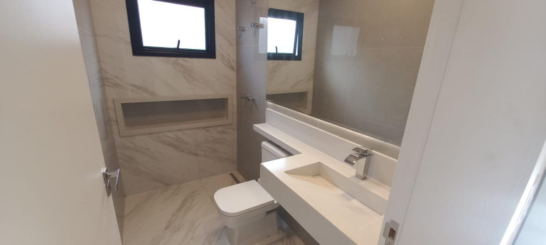 Imagem Imóvel com 4 Quartos à Venda, 200 m² Imagem Imóvel com 4 Quartos à Venda, 200 m²