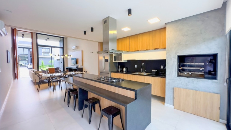 Casa com 4 Quartos à Venda,  em Centro - Xangri-lá