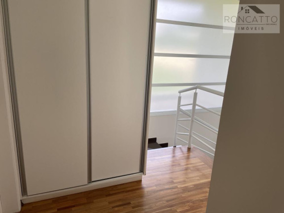 Imagem Casa de Condomínio com 4 Quartos à Venda, 240 m²