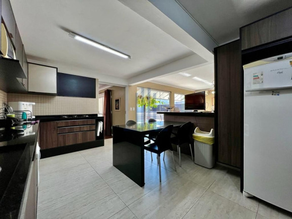 Imagem Casa com 4 Quartos à Venda, 211 m² em Tomazetti - Santa Maria Imagem Casa com 4 Quartos à Venda, 211 m² em Tomazetti - Santa Maria