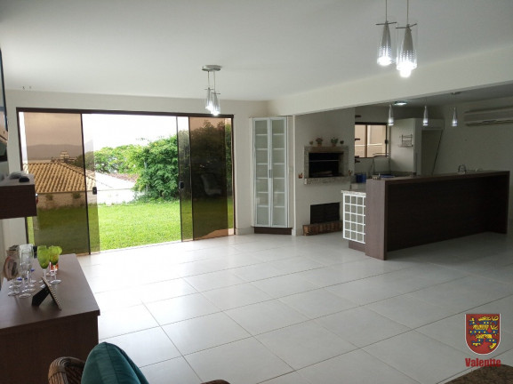 Imagem Casa com 6 Quartos à Venda, em Coqueiros - Florianópolis Imagem Casa com 6 Quartos à Venda, em Coqueiros - Florianópolis