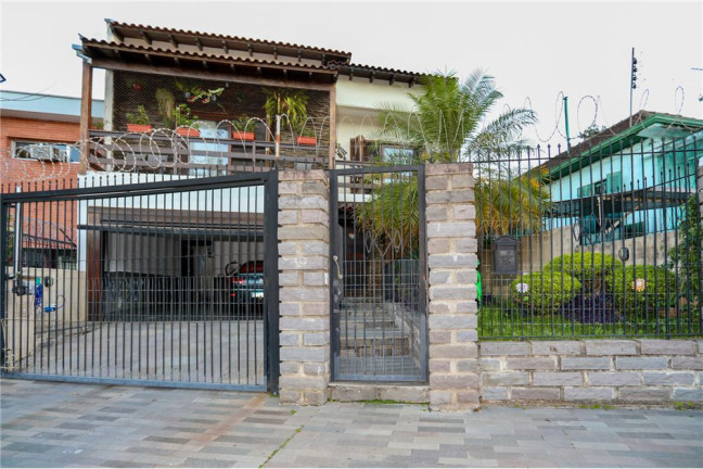 Casa com 5 Quartos à Venda,  em Medianeira - Porto Alegre
