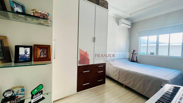 Imagem Casa com 4 Quartos à Venda, 381 m² em Vila Operária - Itajaí Imagem Casa com 4 Quartos à Venda, 381 m² em Vila Operária - Itajaí