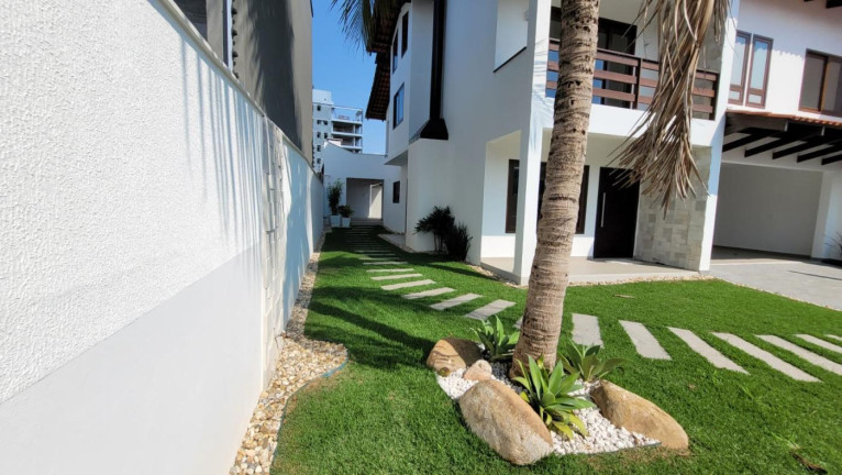 Imagem Casa com 3 Quartos à Venda, 305 m² em América - Joinville