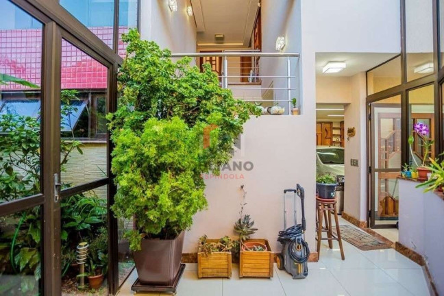 Imagem Casa com 4 Quartos à Venda, 376 m² em Jardim Itu - Porto Alegre Imagem Casa com 4 Quartos à Venda, 376 m² em Jardim Itu - Porto Alegre