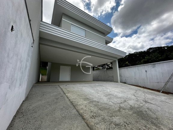 Sobrado com 4 Quartos à Venda, 327 m² em América - Joinville