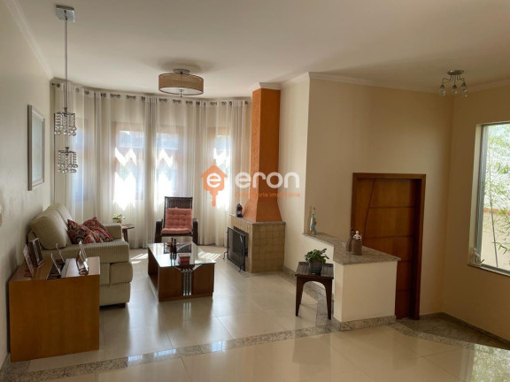 Imagem Casa com 3 Quartos à Venda, 439 m²