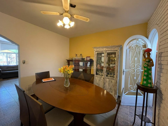 Imagem Casa com 3 Quartos à Venda, 180 m²