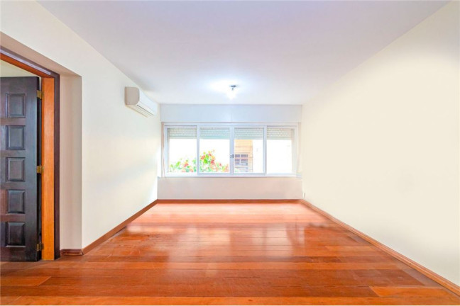 Imagem Imóvel com 3 Quartos à Venda, em Auxiliadora - Porto Alegre Imagem Imóvel com 3 Quartos à Venda, em Auxiliadora - Porto Alegre