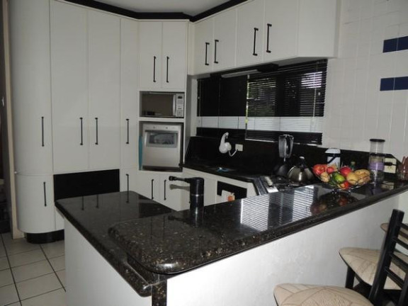 Imagem Casa com 3 Quartos à Venda, 310 m² em Costa E Silva - Joinville