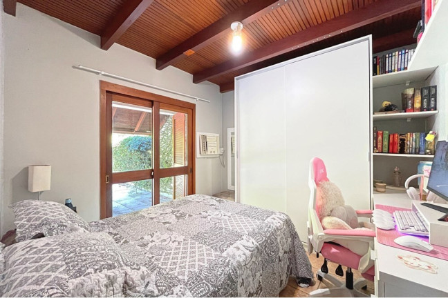 Casa de Condomínio com 4 Quartos à Venda, 220 m²