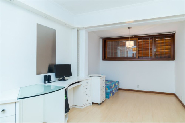 Imagem Casa com 3 Quartos à Venda, em Cavalhada - Porto Alegre Imagem Casa com 3 Quartos à Venda, em Cavalhada - Porto Alegre