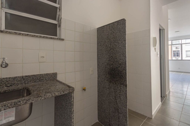 Imagem Imóvel com 1 Quarto à Venda, 30 m² em Copacabana - Rio De Janeiro Imagem Imóvel com 1 Quarto à Venda, 30 m² em Copacabana - Rio De Janeiro