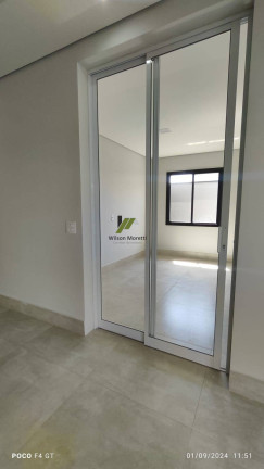Imagem Casa de Condomínio com 3 Quartos à Venda, 240 m²