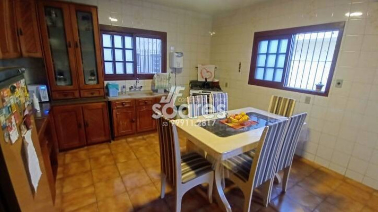 Imagem Sobrado com 5 Quartos à Venda, 309 m² em Centro - Pelotas