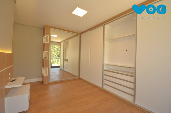 Imagem Casa com 4 Quartos à Venda, 290 m² em Vila Nova - Porto Alegre Imagem Casa com 4 Quartos à Venda, 290 m² em Vila Nova - Porto Alegre