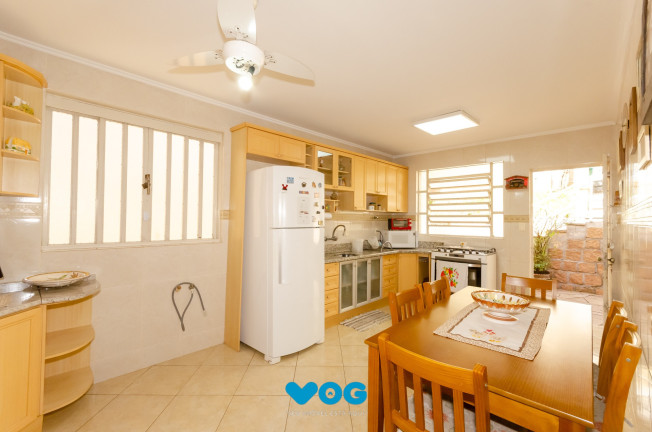 Imagem Casa com 3 Quartos à Venda, 230 m² em Petrópolis - Porto Alegre Imagem Casa com 3 Quartos à Venda, 230 m² em Petrópolis - Porto Alegre