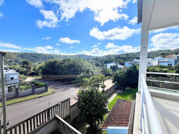 Imagem Casa com 3 Quartos à Venda, 300 m² em Vila Nova - Porto Alegre Imagem Casa com 3 Quartos à Venda, 300 m² em Vila Nova - Porto Alegre