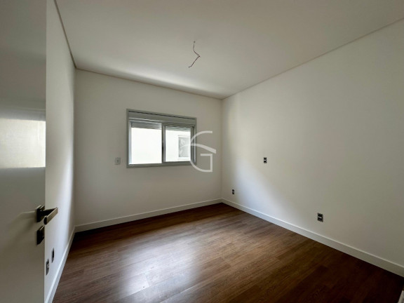 Imagem Sobrado com 4 Quartos à Venda, 327 m² em América - Joinville