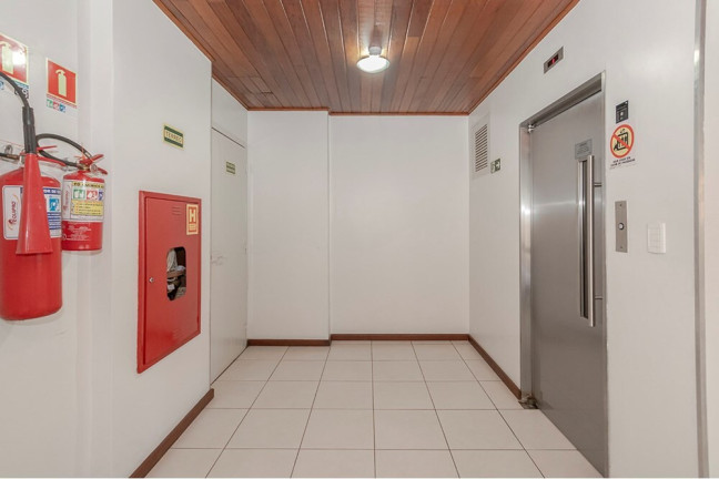 Imagem Imóvel com 2 Quartos à Venda, 67 m² em Cristal - Porto Alegre Imagem Imóvel com 2 Quartos à Venda, 67 m² em Cristal - Porto Alegre