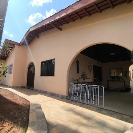 Imóvel com 
            	5             Quartos à Venda, 220 m² em 
            	Parque Acalanto             - 
            	Goiania            