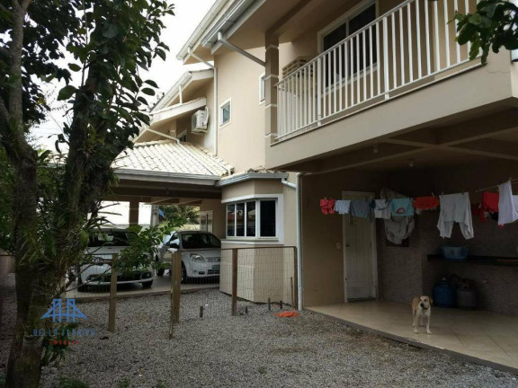 Casa com 3 Quartos à Venda, 250 m² em Carianos - Florianópolis